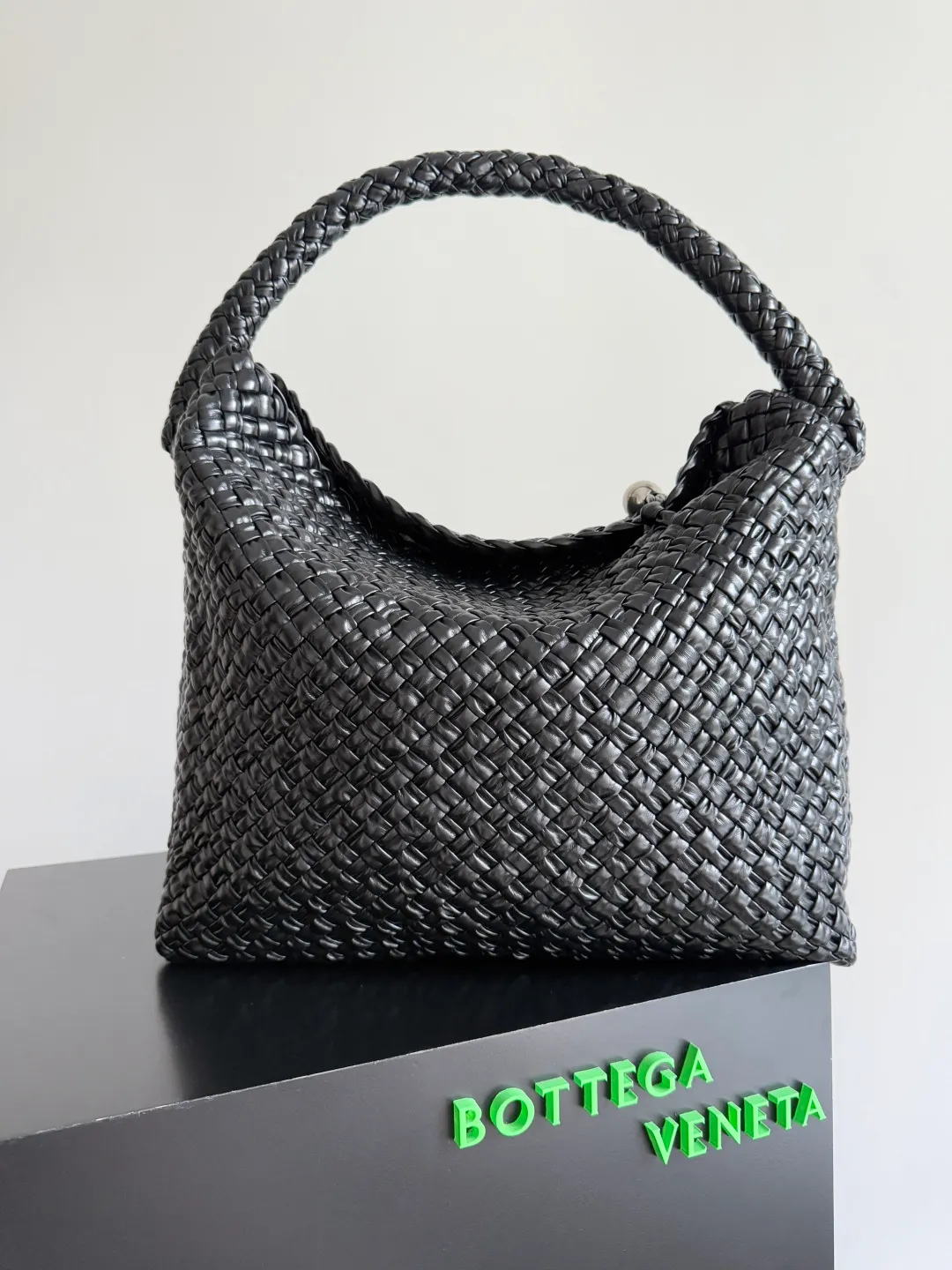 Batch 5760 BOTTEGA VENETA new product large Tosca Baci Baci means Kiss in Italian. Different from the previous Tosca style, this time the entire handbag presents a triangular shape design, and the handle is also designed with a single handle. The delicateness of each stitch of the craftsman's weaving, and the warmth of the handwork are like freshly baked bread! This is a bag that only experienced craftsmen can weave. The lightweight material and large capacity make it easy to carry whether you are an office worker or a student party😍Not only that, this bag is full of fashion, making you the center of attention whether it is a daily outing or an important occasion👀 Style number: 765373 Size: 46*34.5*13.5cm